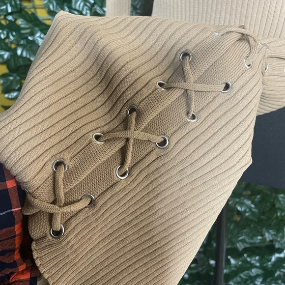 Beige turtleneck two piece - Picture 3 of 4